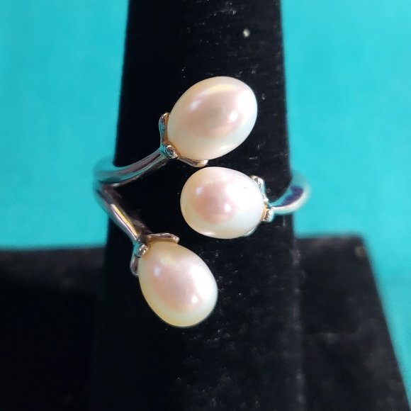 Jewelry - White Freshwater pearl bypass ring in 925 Sz 8